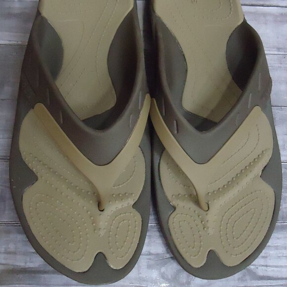 SIZE 13. Crocs classic men’s odor-resistant flip flop sandals. main image 9